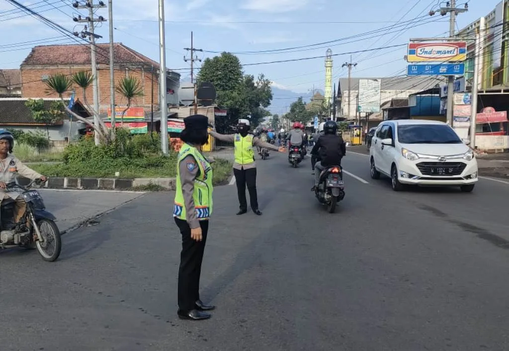 Pengaturan Lalin Pagi Wujud Polsek Pakis Berikan Layanan Masyarakat