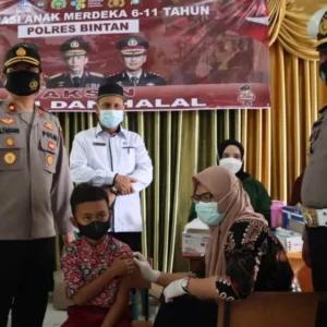 Polres Bintan Targetkan 1000 Lebih Anak Usia 6 – 11 Tahun Divaksin Polres Bintan Targetkan 1000 Lebih Anak Usia 6 – 11 Tahun Divaksin