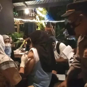 Polres Mukomuko Gelar Vaksinasi Di Kedai Kopi