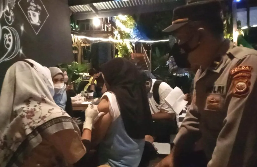 Polres Mukomuko Gelar Vaksinasi Di Kedai Kopi