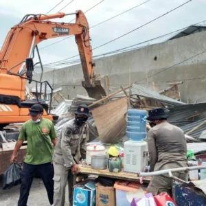 Satpol PP Kota Semarang Bongkar 38 Lapak Diatas Saluran Air Terminal Terboyo