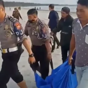 Sesosok Mayat Pria Ditemukan di Pinggir Pantai Panjang Sesosok Mayat Pria Ditemukan di Pinggir Pantai Panjang