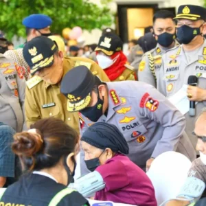 Tinjau Vaksinasi Serentak, Kapolri Instruksikan Akselerasi ke Lansia dan Anak-Anak