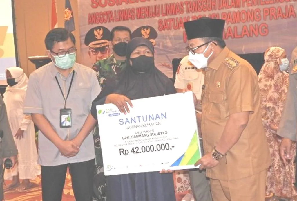Wali Kota Malang Beri Santunan Anggota Linmas