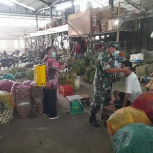 Babinsa Bagikan Masker dan Ingatkan Prokes Di Pasar Buah