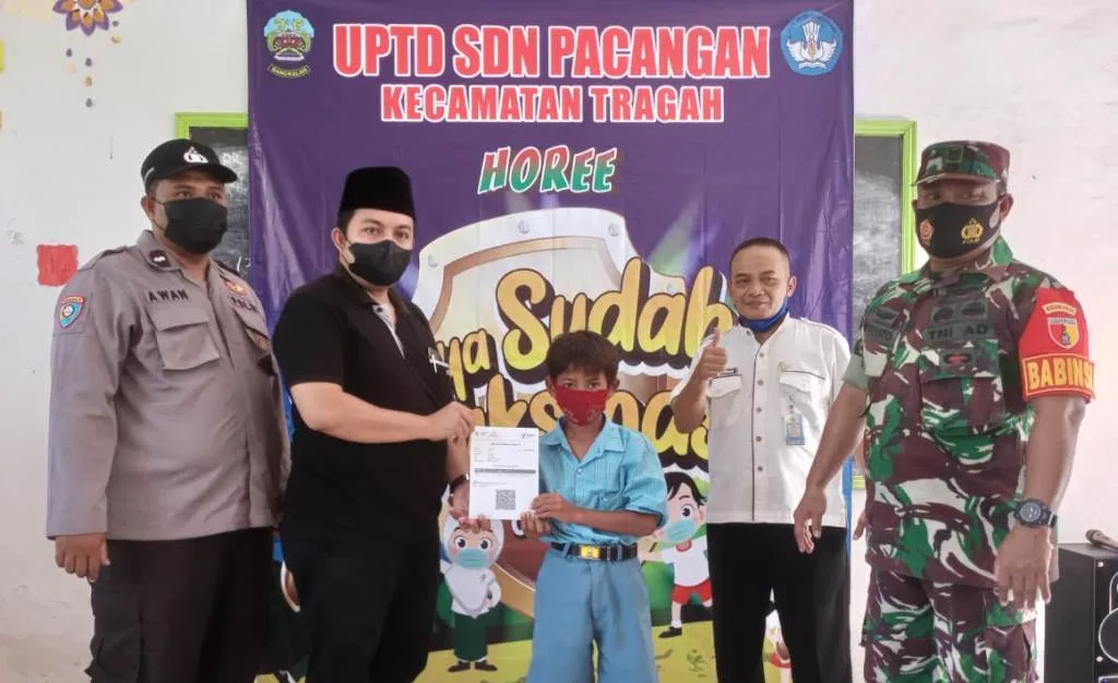 Babinsa Koramil 0829-08/Tragah Dampingi Pelaksanaan Vaksinasi SD Pacangan