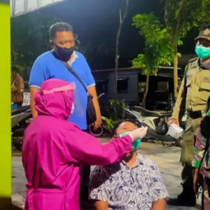 Bersama Empat Pilar Babinsa Sememi Lakukan Swab Hunter