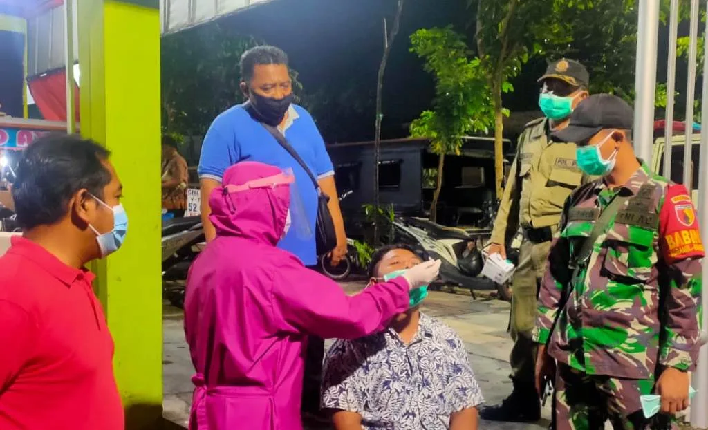 Bersama Empat Pilar Babinsa Sememi Lakukan Swab Hunter
