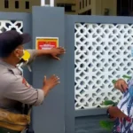 Bhabinkamtibmas Tempeli Stiker Rumah Pasien Isoman