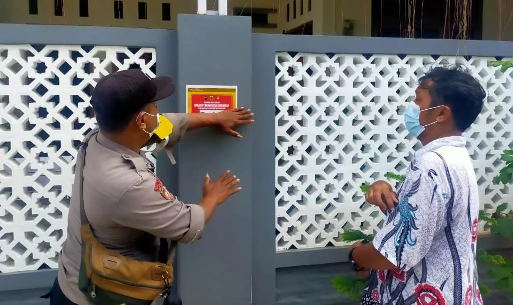 Bhabinkamtibmas Tempeli Stiker Rumah Pasien Isoman