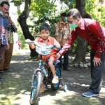 Bocah Kelainan Usus Bahagia Terima Sepeda Baru Dari Bupati Muhdlor