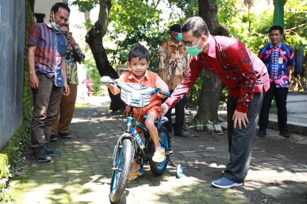 Bocah Kelainan Usus Bahagia Terima Sepeda Baru Dari Bupati Muhdlor