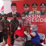 Dandim 0826 Pamekasan, Letkol Inf Tejo Baskoro bersama Forkopimda Kabupaten Pamekasan mengikuti kegiatan vaksinasi serentak.
