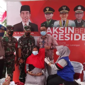 Dandim 0826 Pamekasan, Letkol Inf Tejo Baskoro bersama Forkopimda Kabupaten Pamekasan mengikuti kegiatan vaksinasi serentak.