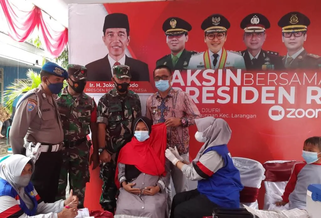 Dandim 0826 Pamekasan, Letkol Inf Tejo Baskoro bersama Forkopimda Kabupaten Pamekasan mengikuti kegiatan vaksinasi serentak.