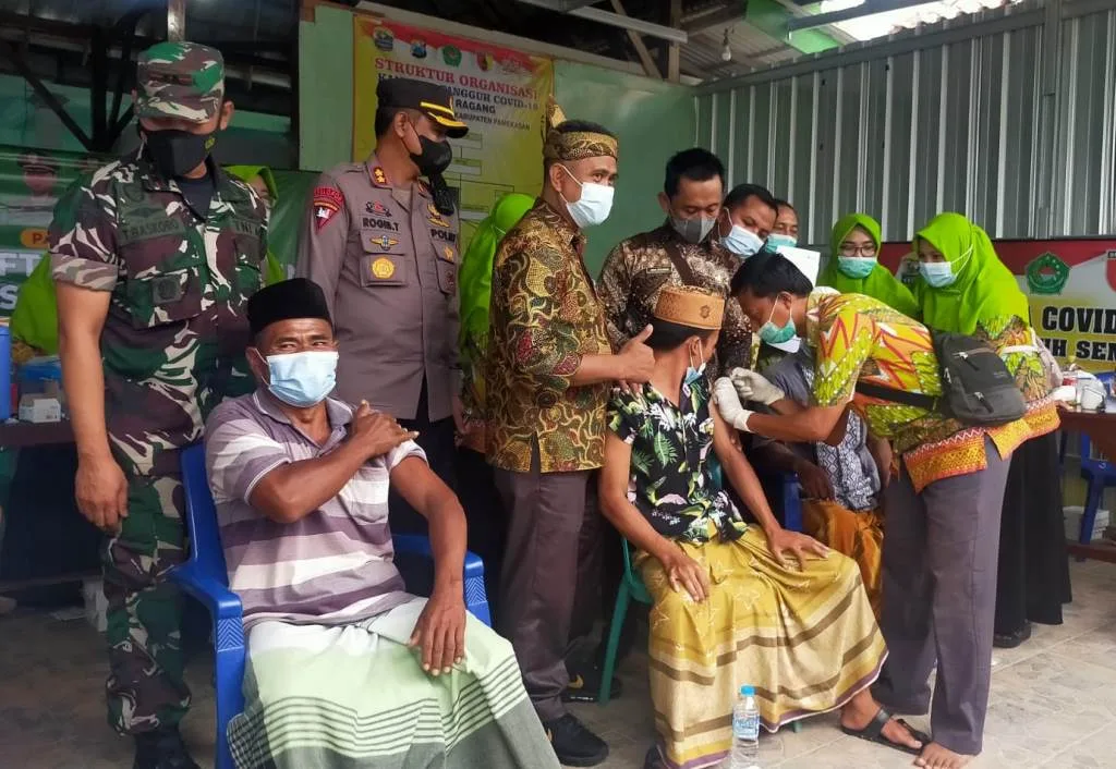 Dandim 0826 Pamekasan Tinjau Vaksinasi Massal di Kecamatan Waru