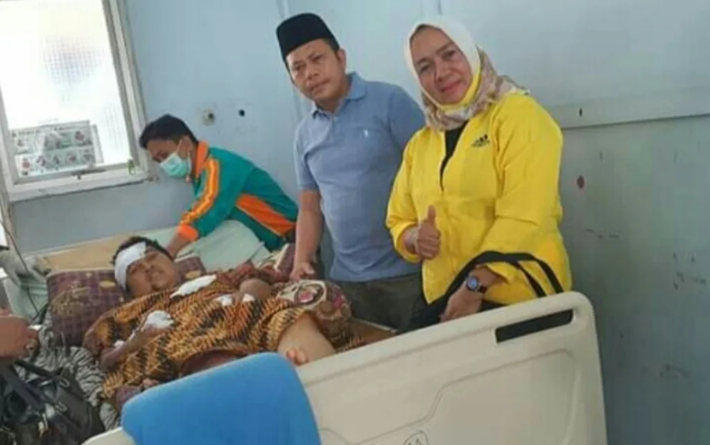 Dijenguk H. Badrun Hasani, Korban Pembacokan Suami Akhirnya Dibantu Gubernur