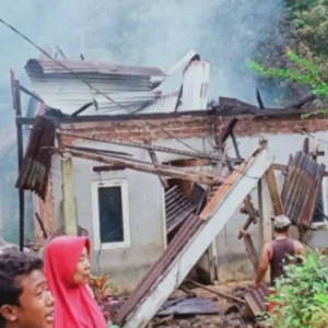 Ditinggal Ke Kondangan Rumah Habis Dilahap Api Ditinggal Ke Kondangan Rumah Habis Dilahap Api
