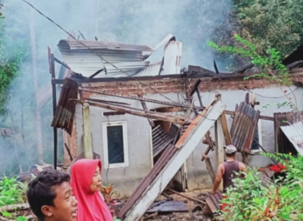 Ditinggal Ke Kondangan Rumah Habis Dilahap Api