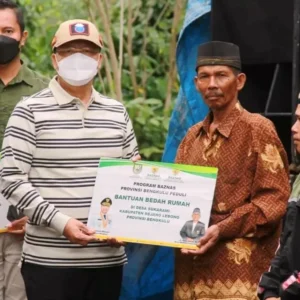 Gubernur Rohidin Serahkan Bantuan Stimulus Rumah Layak Huni