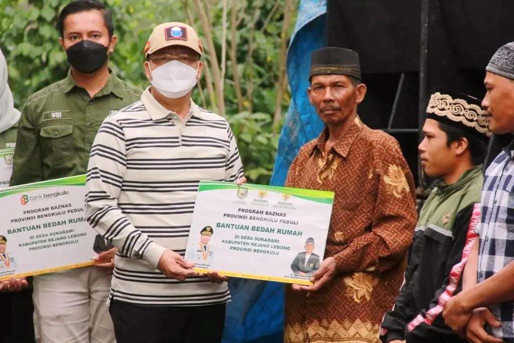 Gubernur Rohidin Serahkan Bantuan Stimulus Rumah Layak Huni