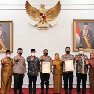 Gubernur Rohidin Serahkan Piagam Penghargaan UPP Terbaik Tahun 2021 Gubernur Rohidin Serahkan Piagam Penghargaan UPP Terbaik Tahun 2021