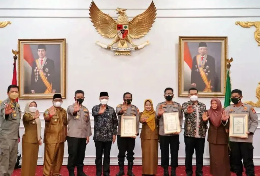 Gubernur Rohidin Serahkan Piagam Penghargaan UPP Terbaik Tahun 2021