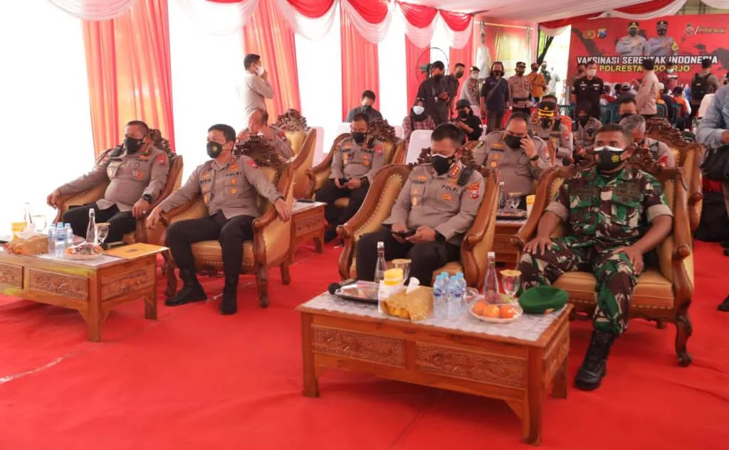 Kapolda Jatim Mengecek Vaksinasi Serentak di Kabupaten Sidoarjo