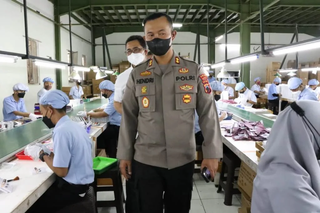 Kapolres Banjarnegara Pantau Vaksinasi dan Prokes di PT Cosmoprof