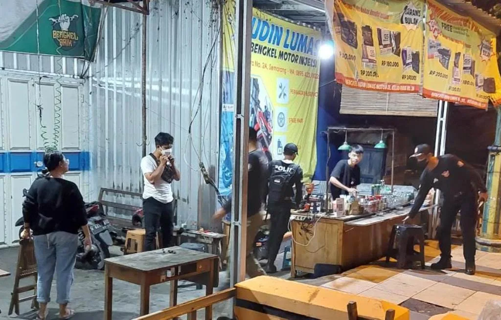Langgar Jam Operasional, Satpol PP Kota Semarang Segel Tempat Usaha