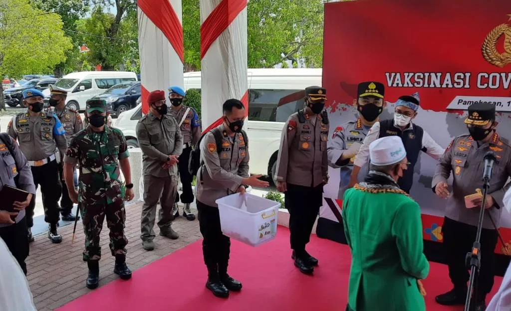 Pangdam V Brawijaya Dampingi Kapolri Kunjungi Vaksinasi Di Pamekasan