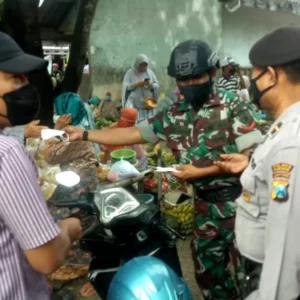 Petugas Pamor Keris Pamekasan Bagikan Masker Gratis