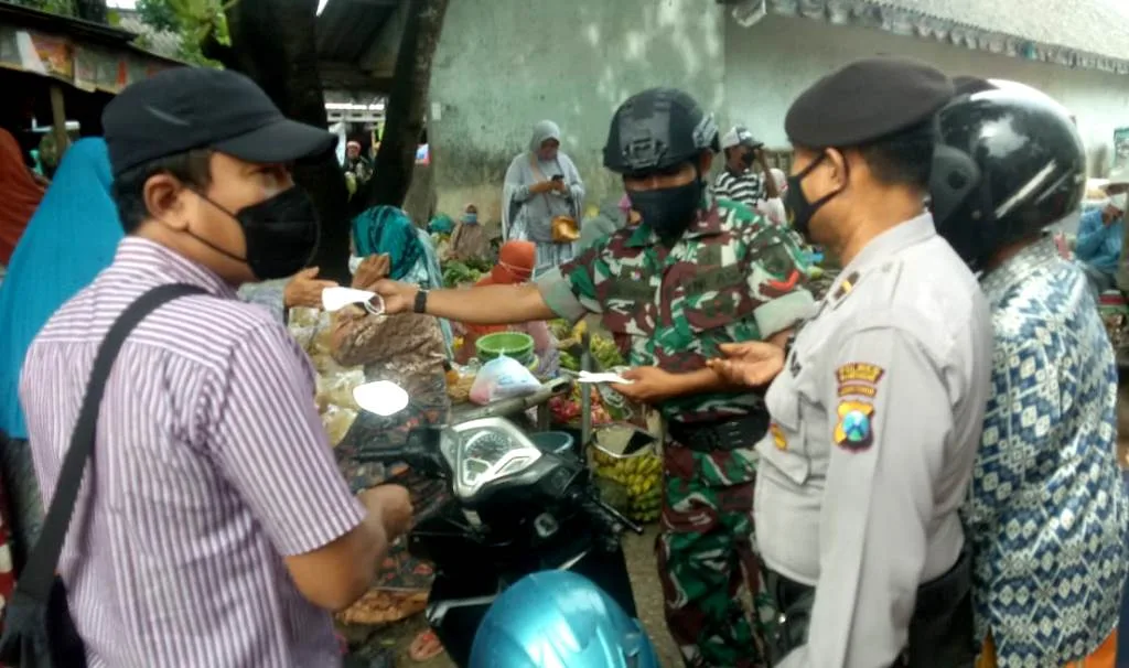 Petugas Pamor Keris Pamekasan Bagikan Masker Gratis