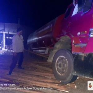 Tak Kuat Menanjak Mobil CPO Terperosok
