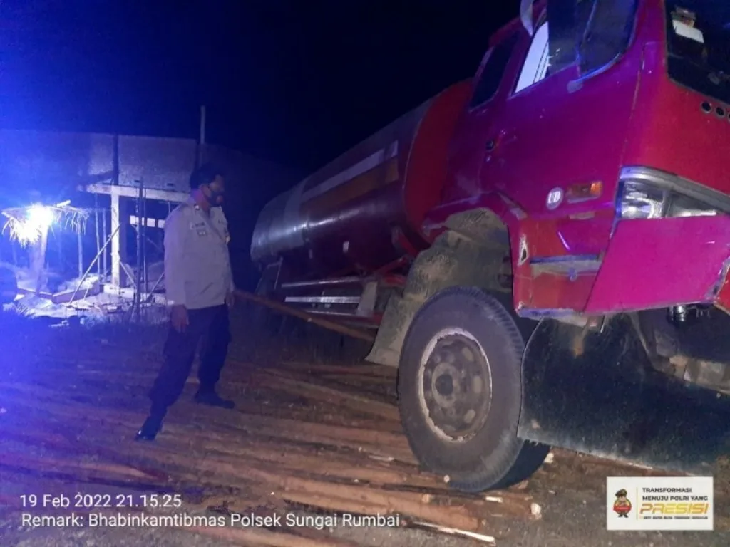 Tak Kuat Menanjak Mobil CPO Terperosok