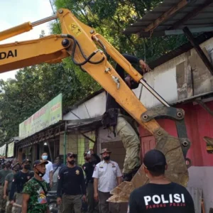 Tegas, Satpol PP Kota Semarang Bongkar Lapak PKL di Mijen