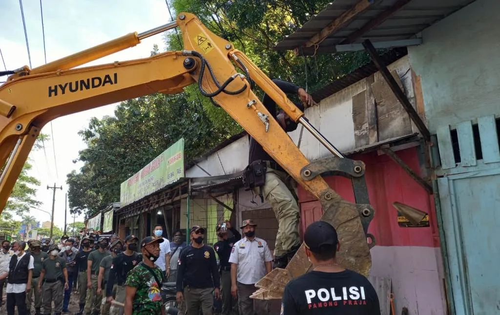 Tegas, Satpol PP Kota Semarang Bongkar Lapak PKL di Mijen