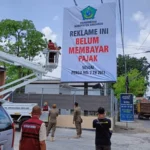 Belum Bayar Pajak, BPPD Sidoarjo Tutup Tiga Reklame