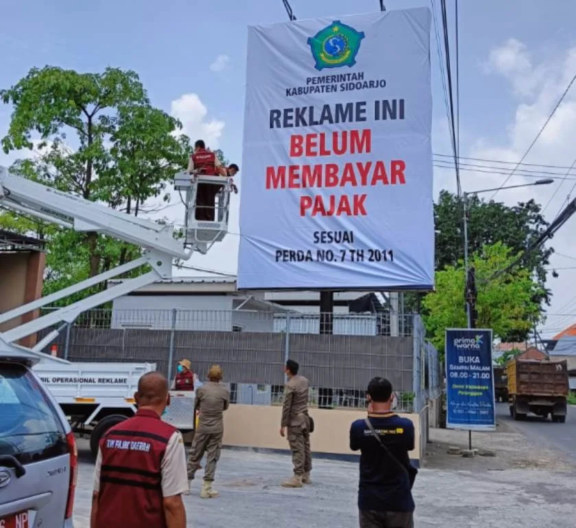 Belum Bayar Pajak, BPPD Sidoarjo Tutup Tiga Reklame