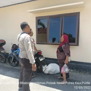 Bingung Cari Alamat Keluarga, Polisi Tolong Nenek Asal Lampung