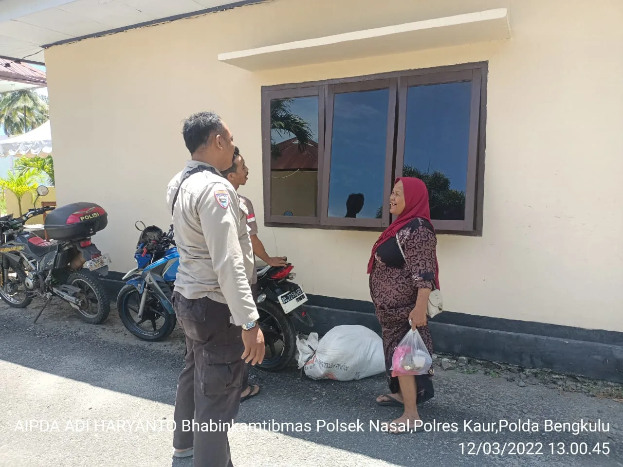 Bingung Cari Alamat Keluarga, Polisi Tolong Nenek Asal Lampung