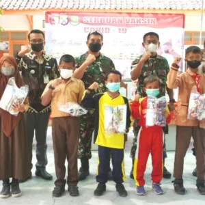 Danrem 084/BJ Tinjau Vaksinasi Anak Usia 6-11 Tahun di Giligenting Sumenep. Danrem 084/BJ Tinjau Vaksinasi Anak Usia 6-11 Tahun di Giligenting Sumenep.