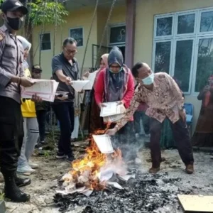 Dikbud Kepahiang Musnahkan Ratusan Blangko Ijazah