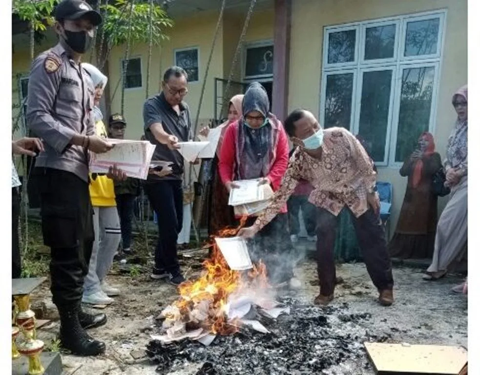 Dikbud Kepahiang Musnahkan Ratusan Blangko Ijazah