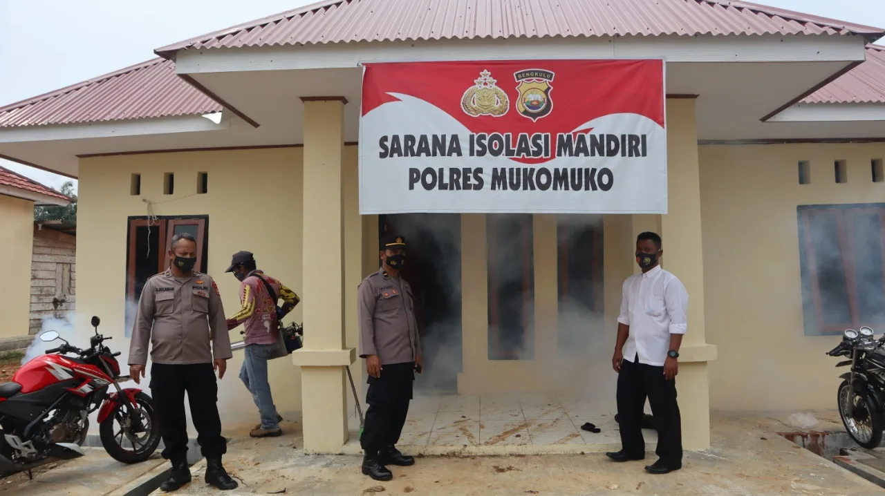 Gandeng Dinkes, Polres Mukomuko Gelar Fogging Cegah Demam Berdarah