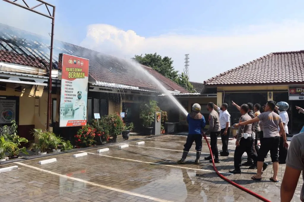 Gedung Lama Polres Demak Terbakar