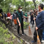 Gus Muhdlor Bersama Warga Bersihkan Fasum Taman Pinang Indah
