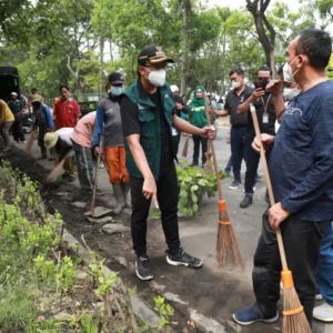 Gus Muhdlor Bersama Warga Bersihkan Fasum Taman Pinang Indah