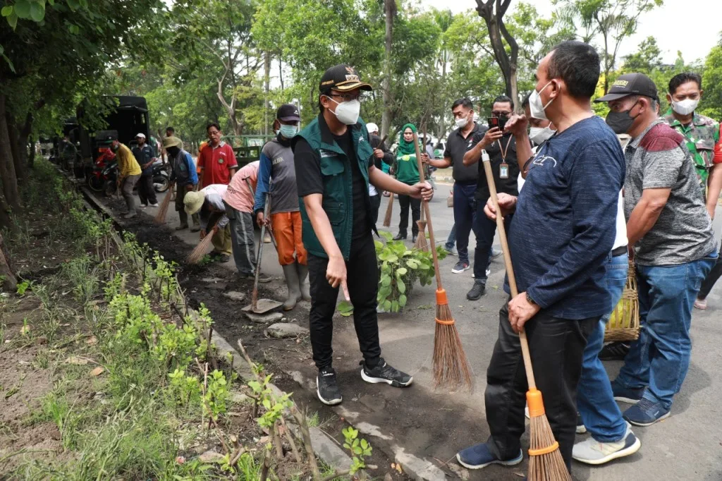 Gus Muhdlor Bersama Warga Bersihkan Fasum Taman Pinang Indah