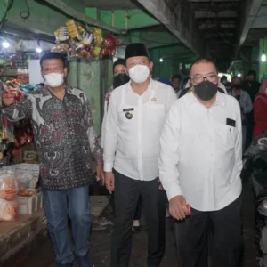 Jelang Ramadhan, Wabup Subandi Sidak Minyak Goreng di Pasar Wadung Asri